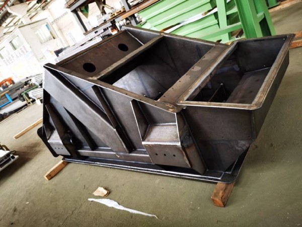 大型振动装备钢结构部件焊接