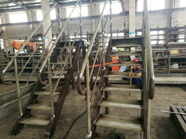 大型钢结构扶手楼梯焊接